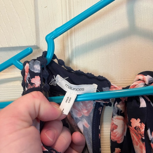 3/20$ Maurice’s ladies large navy floral shorts haulter romper - Picture 3 of 6